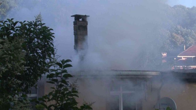 Beykoz’da 2 Katlı Binanın Çatısı Alevlere Teslim Oldu