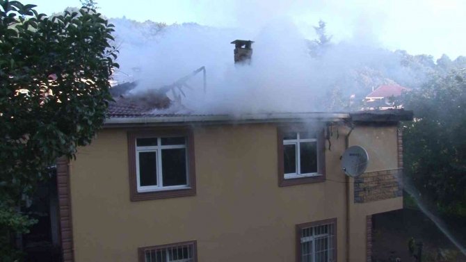 Beykoz’da 2 Katlı Binanın Çatısı Alevlere Teslim Oldu