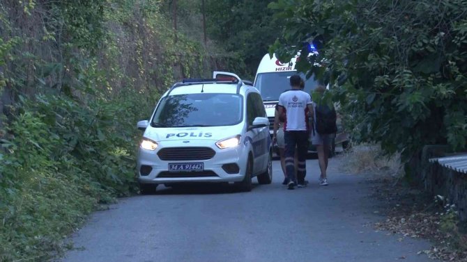 Beykoz’da 2 Katlı Binanın Çatısı Alevlere Teslim Oldu