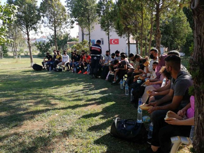 İ̇zmir’de 278 Düzensiz Göçmen Ve 4 Organizatör Yakalandı