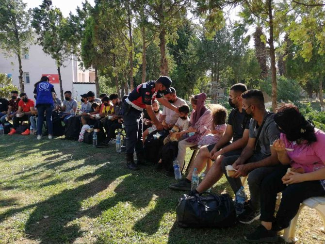 İ̇zmir’de 278 Düzensiz Göçmen Ve 4 Organizatör Yakalandı