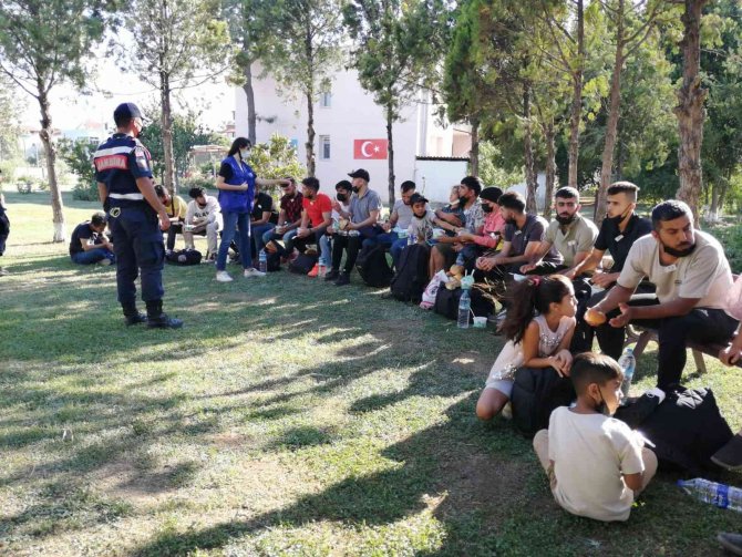 İ̇zmir’de 278 Düzensiz Göçmen Ve 4 Organizatör Yakalandı