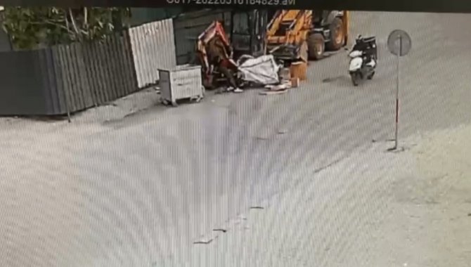 İ̇stanbul’da “Pes” Dedirten Hırsızlık Kamerada: Çekçekle Gelip Kırıcı Çaldılar