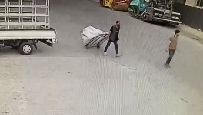 İ̇stanbul’da “Pes” Dedirten Hırsızlık Kamerada: Çekçekle Gelip Kırıcı Çaldılar