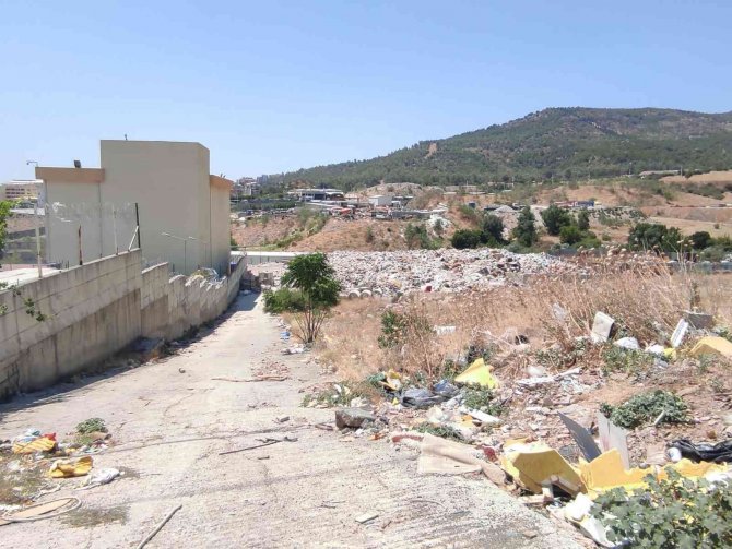 Karşıyaka Belediyesi, Sanayi Esnafını Çöp İçinde Bıraktı