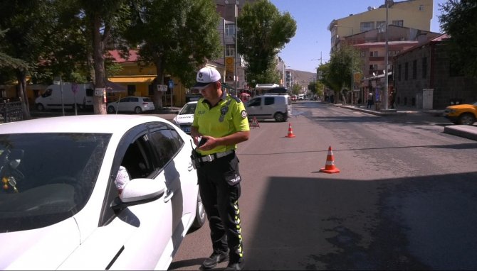 Kars’ta Trafik Uygulamaları Sürüyor