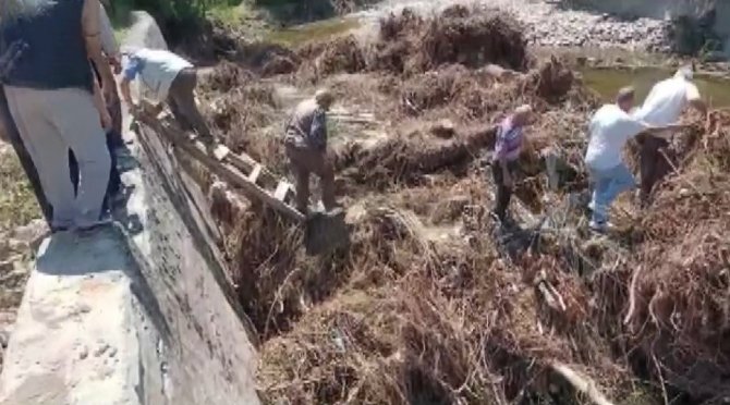 Köprüsü Yıkılan Köylüler, Ağaç Köklerinden Yaptıkları Patika Yol İle Karşıya Geçiyor