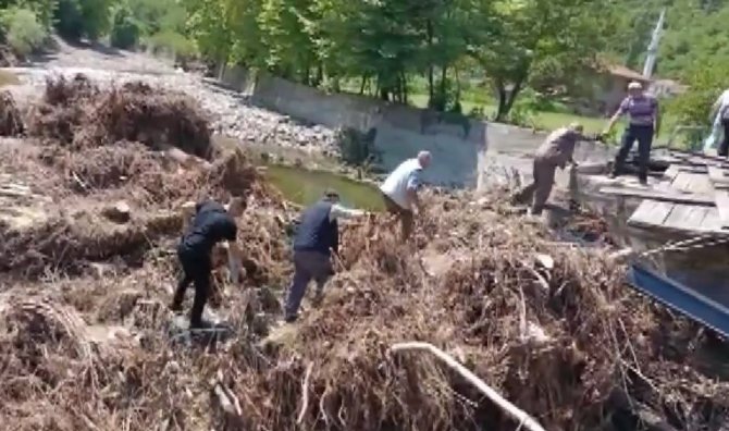 Köprüsü Yıkılan Köylüler, Ağaç Köklerinden Yaptıkları Patika Yol İle Karşıya Geçiyor