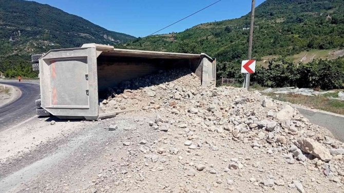 Freni Boşalan Moloz Yüklü Hafriyat Kamyonu Devrildi: 3 Yaralı