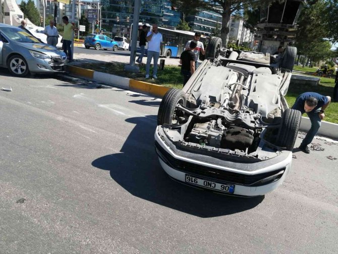 Elazığ’da İki Otomobil Çarpıştı Biri Ters Döndü: 1 Yaralı