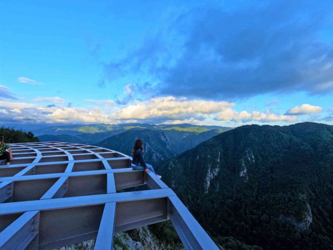 Adrenalin Tutkunlarının Adresi Olan Beşkayalar’a Cam Teras