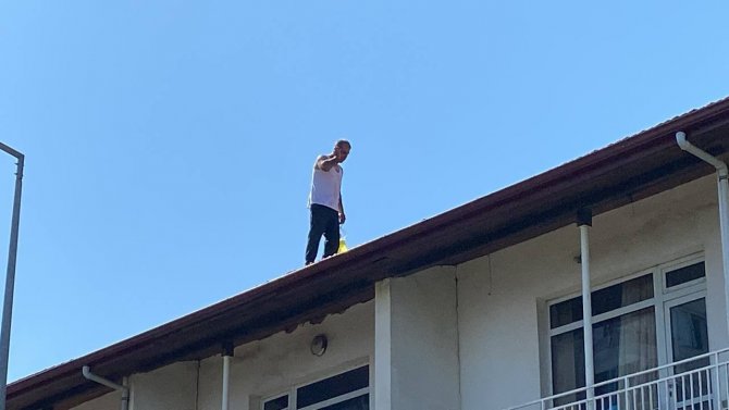İ̇şten Atılınca Çatıya Çıktı, İkna Edilmesi 3 Saat Sürdü