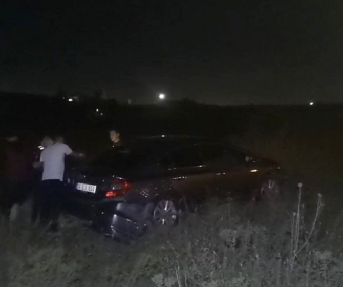 Sürücüsünün Hakimiyetini Kaybettiği Otomobil Boş Araziye Uçtu: 2 Yaralı