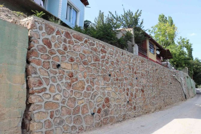 Yağmurda Hasar Alan İstinat Duvarı Yıkıldı, Yenisi İnşa Edildi