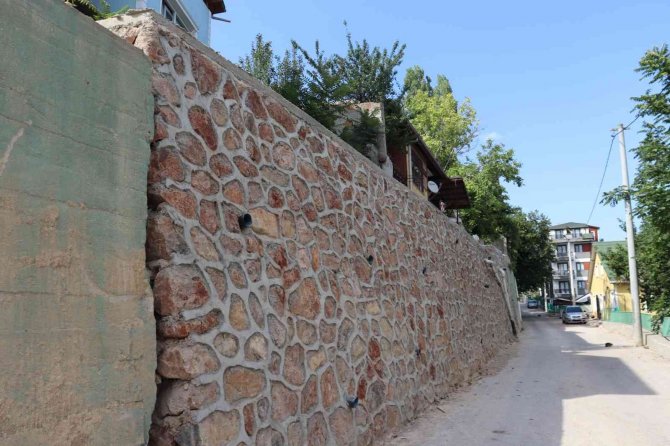 Yağmurda Hasar Alan İstinat Duvarı Yıkıldı, Yenisi İnşa Edildi