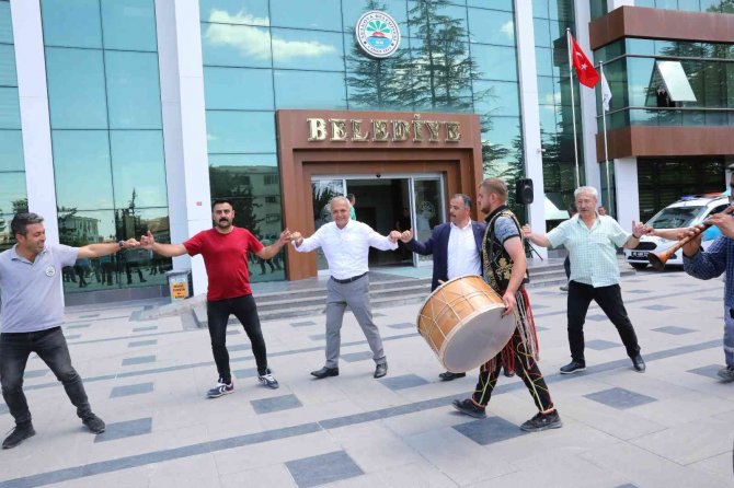 Suluova Belediyesi’nde Yüzde 60’lık Maaş Zammına Davul-zurnalı Kutlama