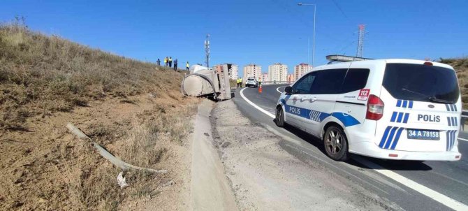 Virajı Dönemeyen Beton Mikseri Yan Yattı, Sürücüsü Ağır Yaralandı