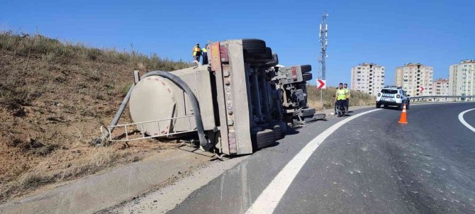 Virajı Dönemeyen Beton Mikseri Yan Yattı, Sürücüsü Ağır Yaralandı