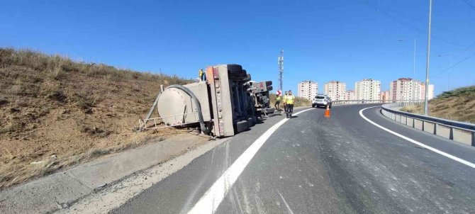 Virajı Dönemeyen Beton Mikseri Yan Yattı, Sürücüsü Ağır Yaralandı