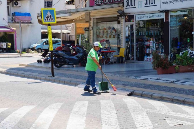 Marmaris Sokaklarına Kadın Eli Değiyor