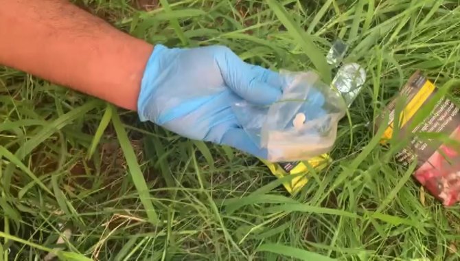 Polisi Gördü, Uyuşturucuyu Balkondan Bahçeye Attı