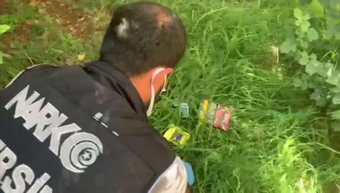 Polisi Gördü, Uyuşturucuyu Balkondan Bahçeye Attı