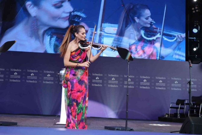 İ̇zmir Ekonomi’de Mezuniyet Coşkusu