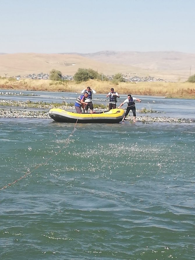 Murat Nehri’nde Mahsur Kalan 2 Kişiyi Afad Kurtardı