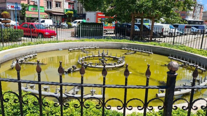 Atatürk Parkı Bakımsızlıktan Kaderine Bırakıldı