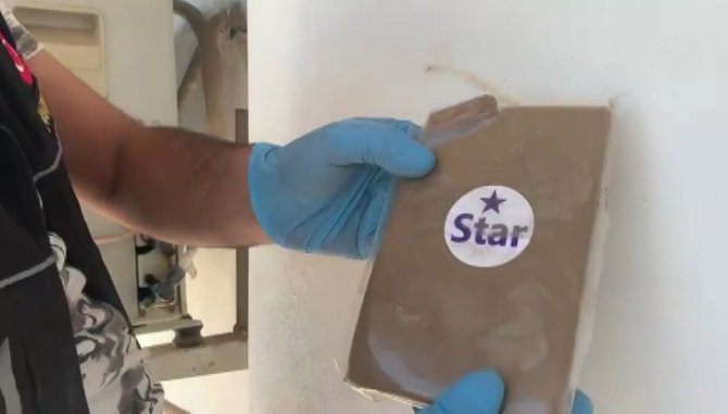 Polisi Gördü, Uyuşturucuyu Balkondan Bahçeye Attı