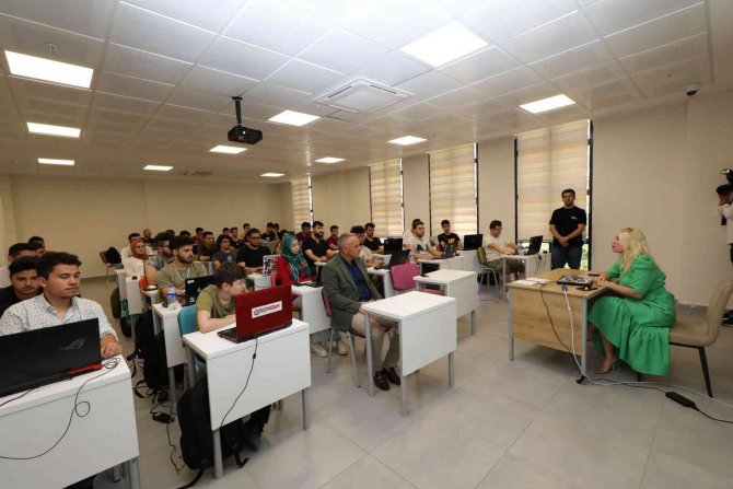 Rektör Özkan: “Siber Dünya Artık En Az İ̇ngilizce Kadar Önemli Konumda Yer Alıyor”