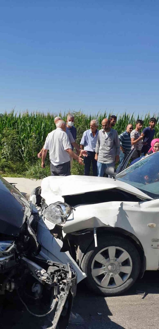 İ̇ki Otomobil Kafa Kafaya Çarpıştı: 1 Yaralı