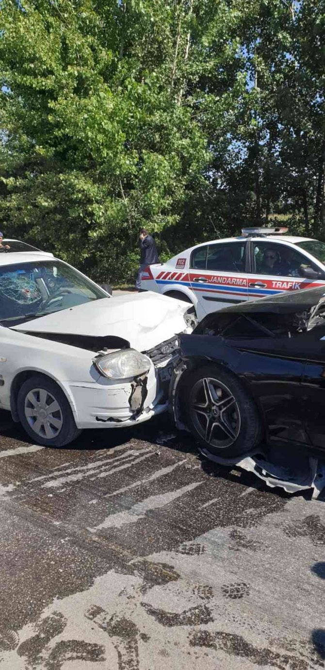 İ̇ki Otomobil Kafa Kafaya Çarpıştı: 1 Yaralı
