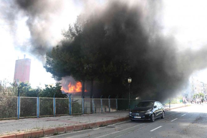 Kyk Lojmanlarındaki Bina Alev Alev Yandı