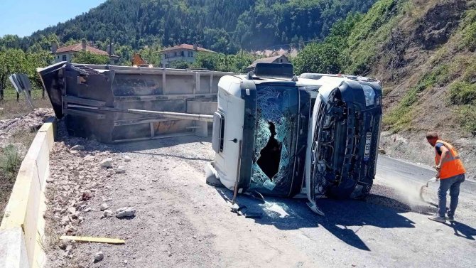 Freni Boşalan Moloz Yüklü Hafriyat Kamyonu Devrildi: 3 Yaralı