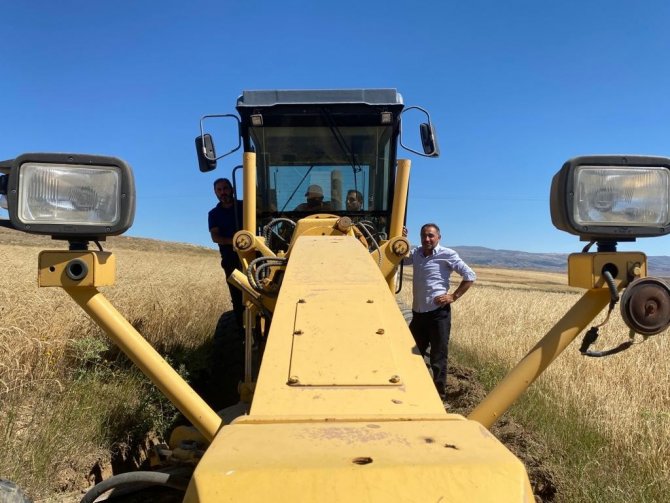 Hasat Döneminde Arazi Yollarında Düzenleme Yapılıyor
