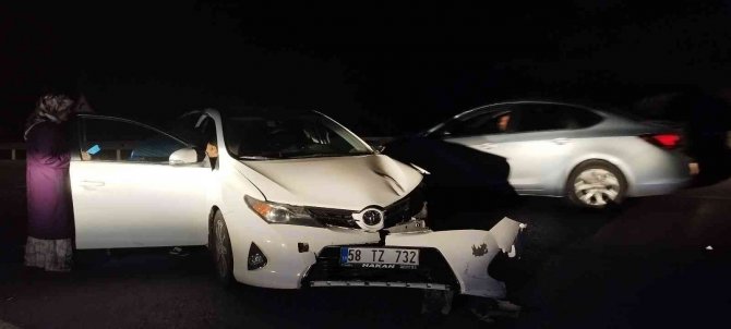 İ̇ki Otomobil Çarpıştı: Biri Bebek 5 Yaralı