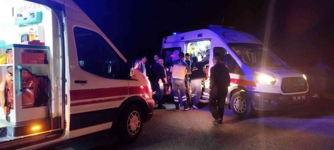 İ̇ki Otomobil Çarpıştı: Biri Bebek 5 Yaralı