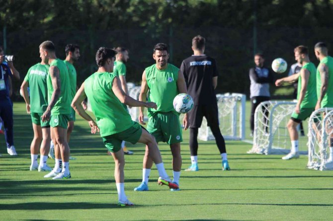 İ̇lhan Palut: “Futbol Bütün Sonuçlara Açık Bir Oyun”