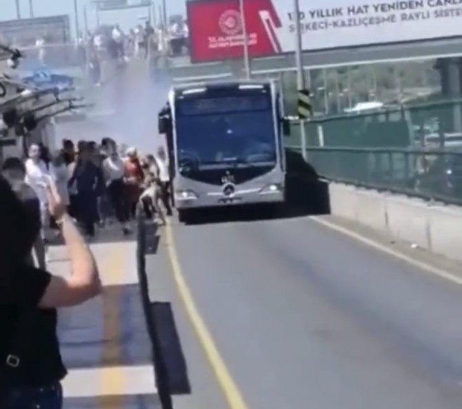 Üsküdar’da Metrobüsten Dumanlar Çıktı, Panikle Yolcular Tahliye Edildi