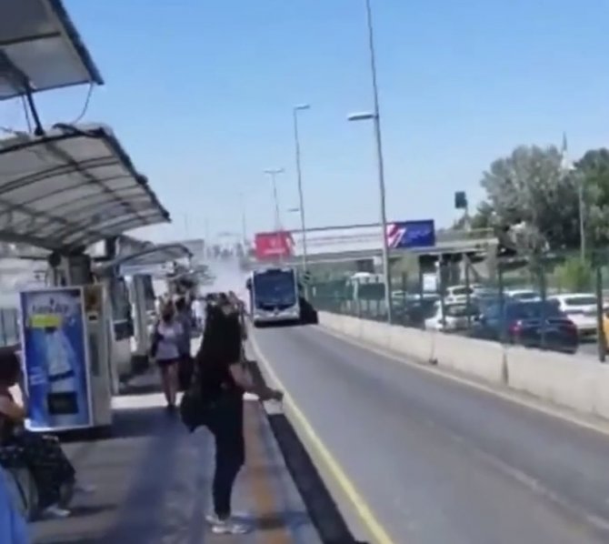 Üsküdar’da Metrobüsten Dumanlar Çıktı, Panikle Yolcular Tahliye Edildi