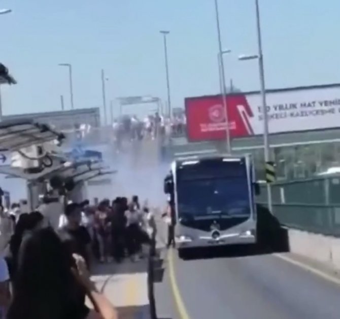 Üsküdar’da Metrobüsten Dumanlar Çıktı, Panikle Yolcular Tahliye Edildi