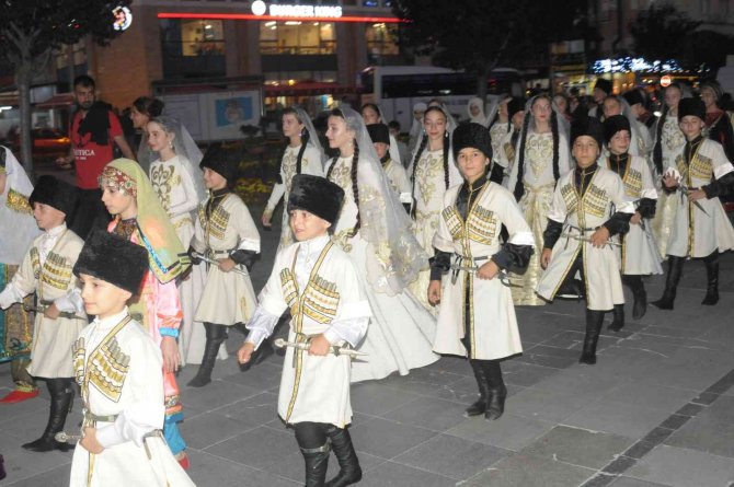 18. Yalova Uluslararası Kafkas Dans Ve Müzik Festivali Kortej Yürüyüşüyle Başladı