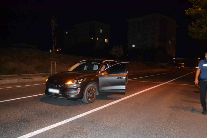 Yol Ortasında Direksiyon Başında Sızdı, Polis Uyandırmak İçin Yarım Saat Dil Döktü