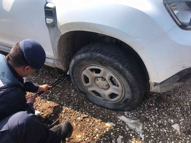 Yolda Kalan Çetinkaya Ailesinin Yardımına Jandarma Koştu