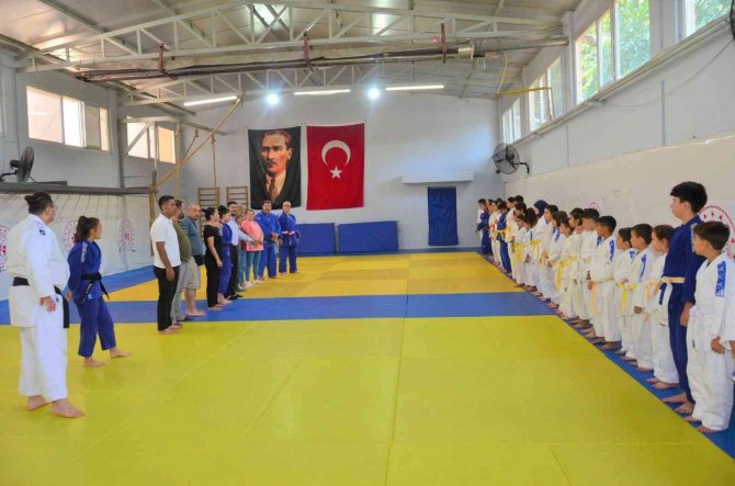 Yunusemre’den Şampiyon Judoculara Tebrik
