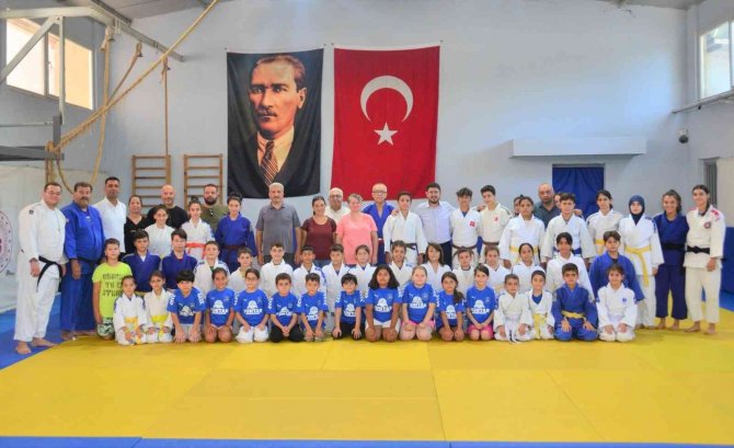 Yunusemre’den Şampiyon Judoculara Tebrik