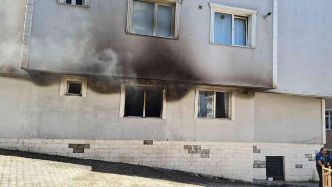 Kapıcı Dairesinde Çıkan Yangında 2 Kişi Dumandan Etkilendi