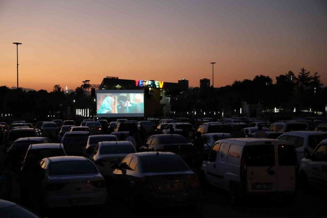 Yüreğir’de "Arabada Sinema Günleri" Başladı