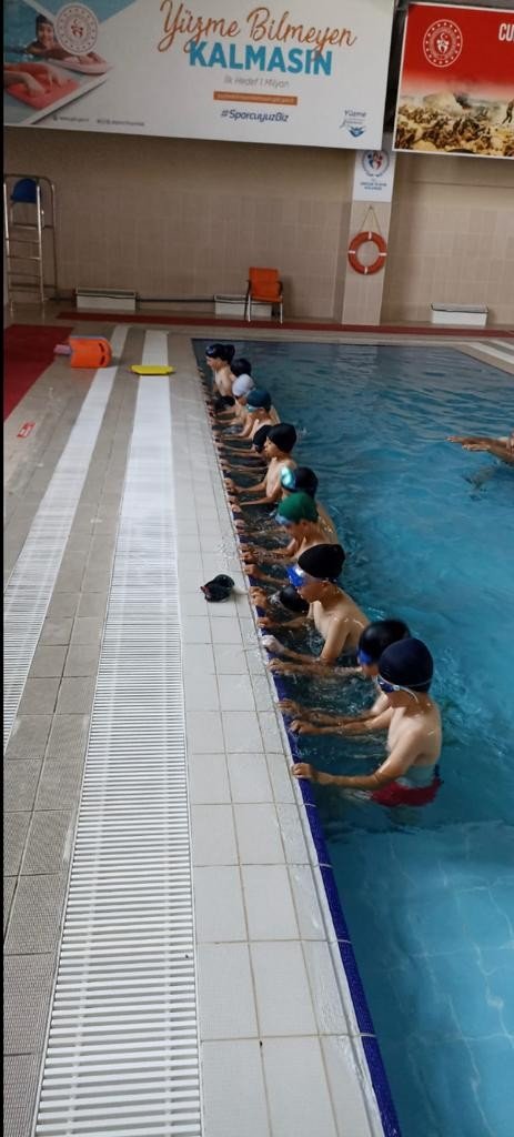 İ̇scehisar İlçesinde Yüzme Bilmeyen Kalmayacak